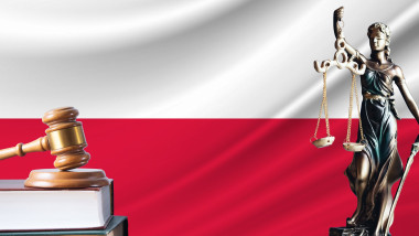 Statueta reprezentând justiția și ciocănel de judecător cu steagul poloniei pe fundal