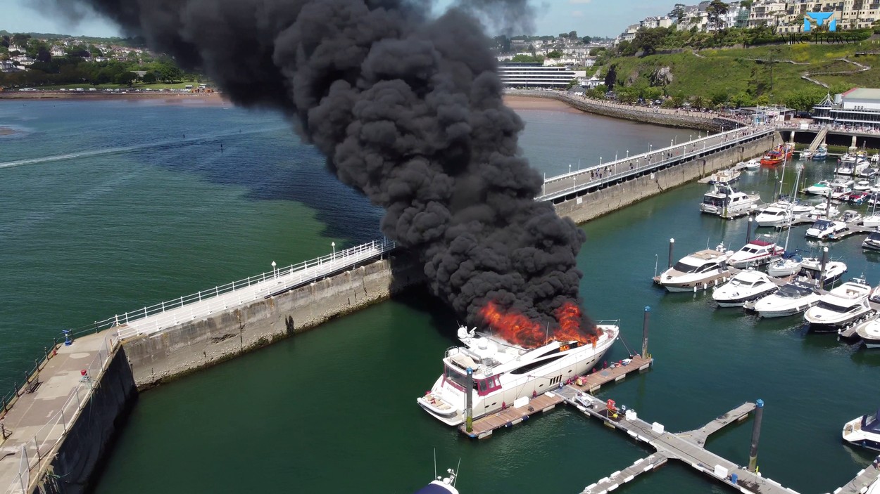 Un super-iaht s-a scufundat după ce a ars ca o torță într-un port din Anglia