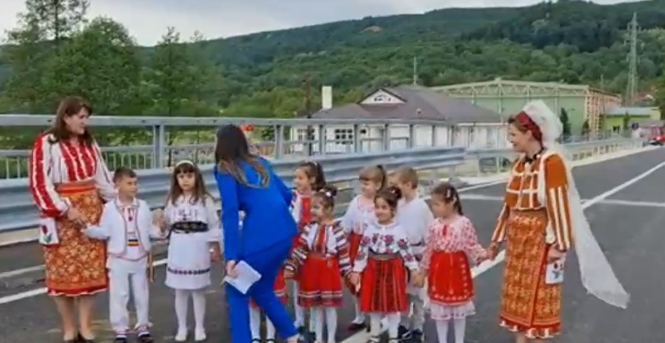 Un pod comunal din Argeș a fost inaugurat cu preoți, oficiali și copii de grădiniță în costume populare