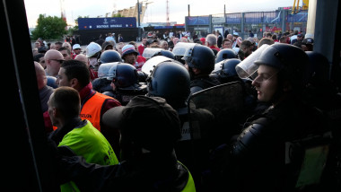 Jandarmii francezi au intervenit cu gaze lacrimogene împotriva fanilor Liverpool la finala Ligii Campionilor
