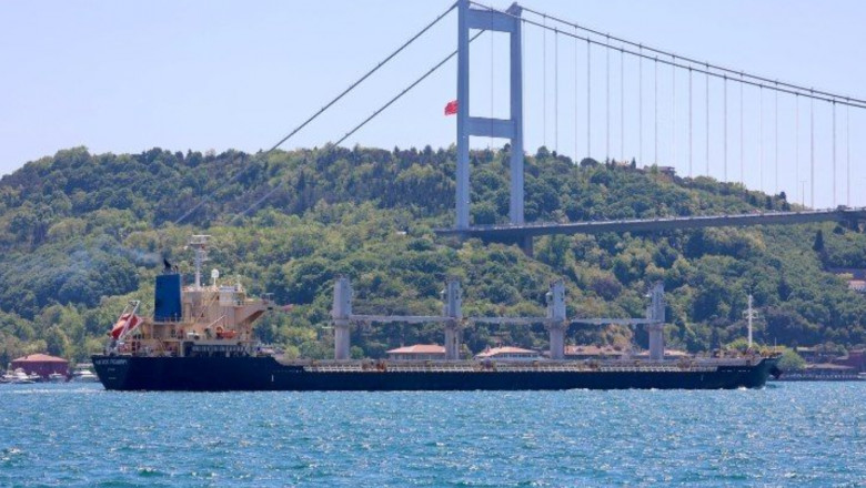 Navă rusească pe mare în zona podului din Istanbul