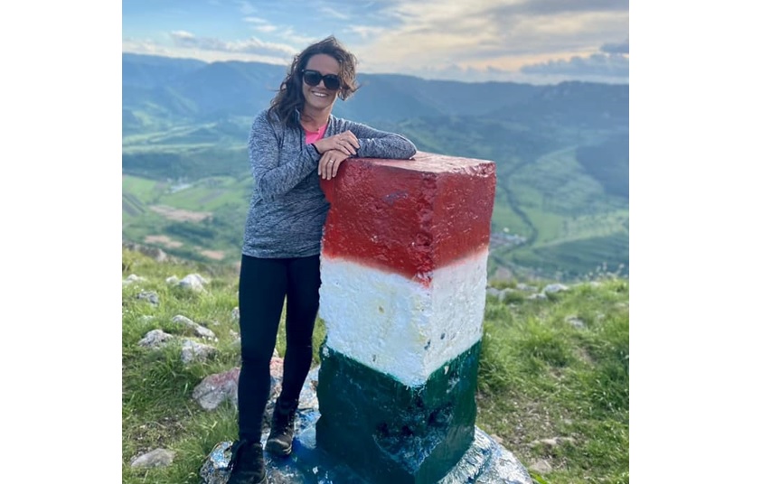 Borna de la Piatra Secuiului cu care s-a fotografiat președinta Ungariei a fost vopsită acum în culorile steagului României