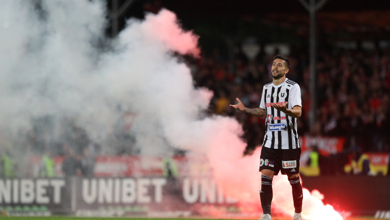 jucator de la u cluj langa o fumigena venita din tribune