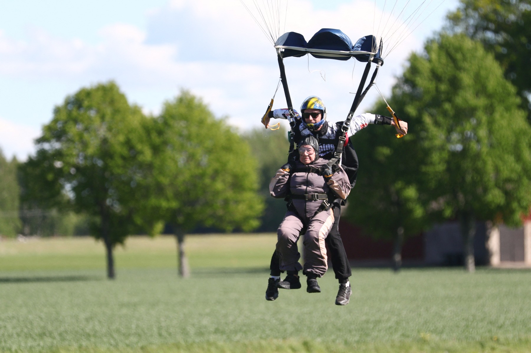 O bunică de 103 ani din Suedia a stabilit un nou record mondial după ce a sărit cu parașuta din avion