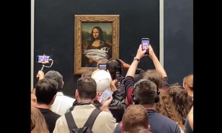 VIDEO. Un bărbat deghizat în femeie a aruncat cu o prăjitură în celebra pictură Mona Lisa