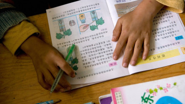 Școlar chinez studiază din manual