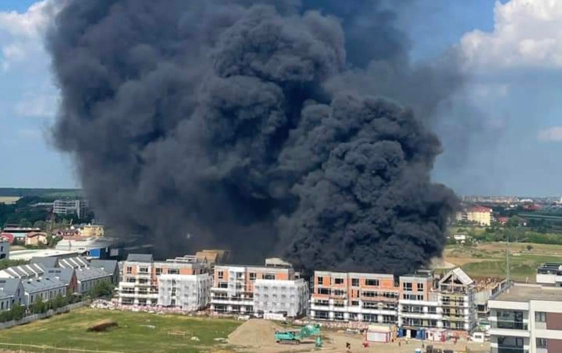 Incendiu puternic în zona Pipera din nordul Capitalei. Acoperișul unei clădiri a luat foc