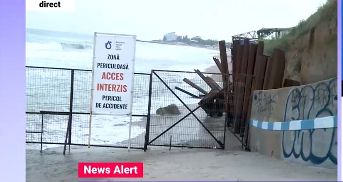 Faleza din Costinești se prăbușește. Zona a fost îngrădită pentru a nu-i pune în pericol pe turiști și localnici