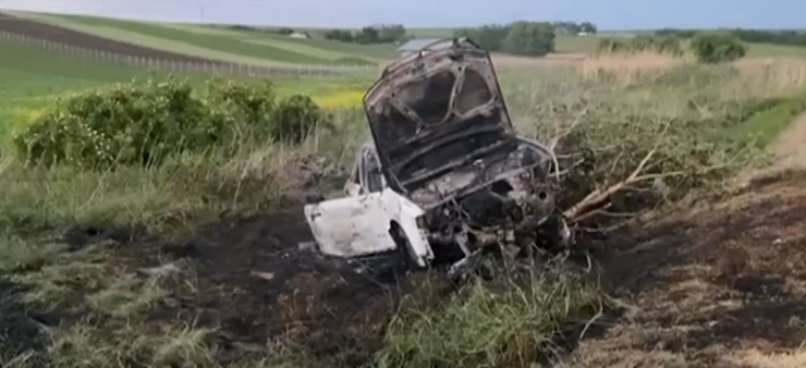 Un tânăr a murit carbonizat într-o mașină care s-a răsturnat și a luat foc. Șoferul băut a încercat să dea vina pe pasagerul decedat
