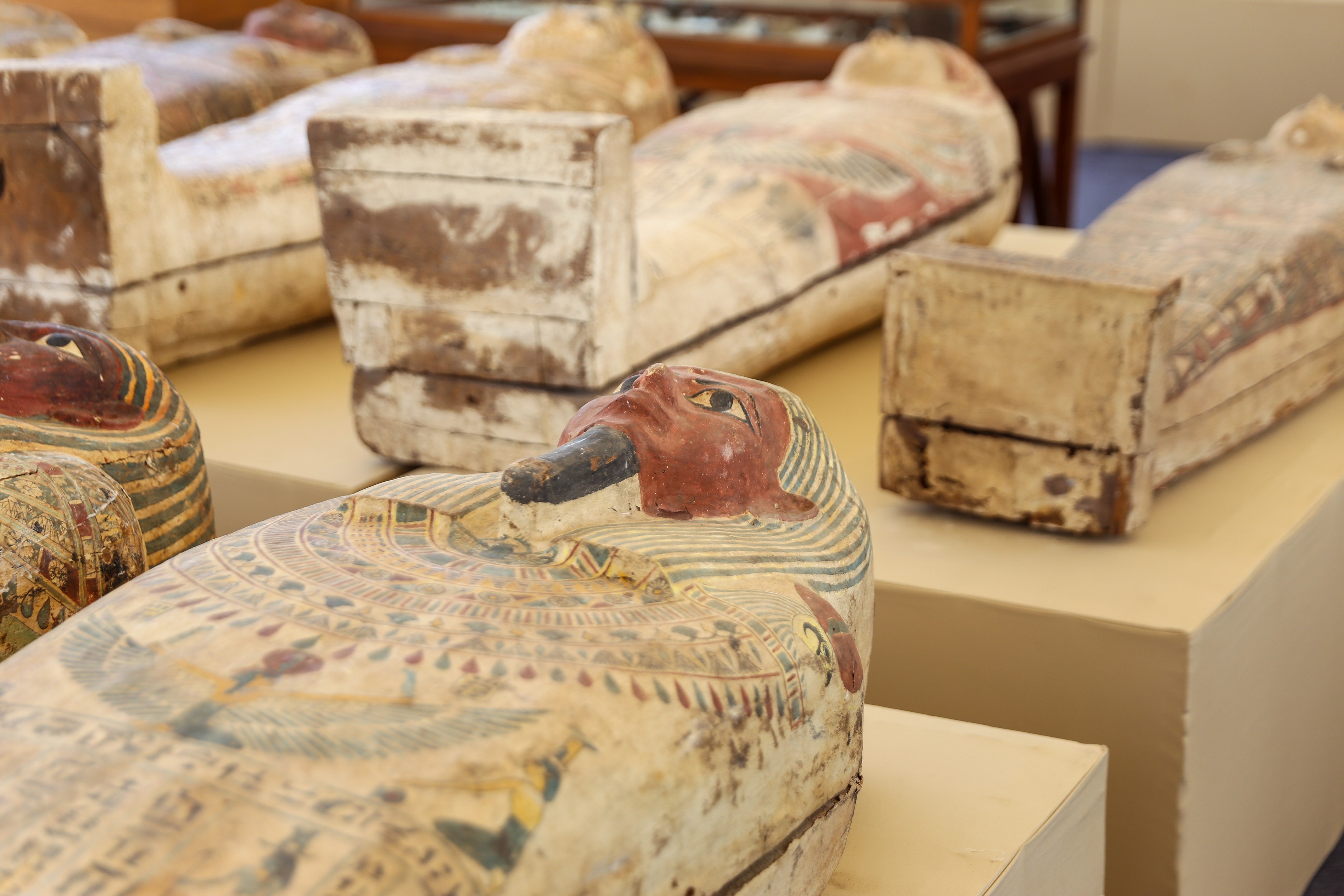 GALERIE FOTO. Egiptul dezvăluie 250 de sarcofage recent descoperite în Saqqara, vechi de 2.500 de ani