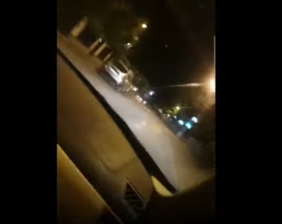 Imagini virale cu un șofer din Bacău care lovește trei mașini parcate în timp ce face live pe Facebook