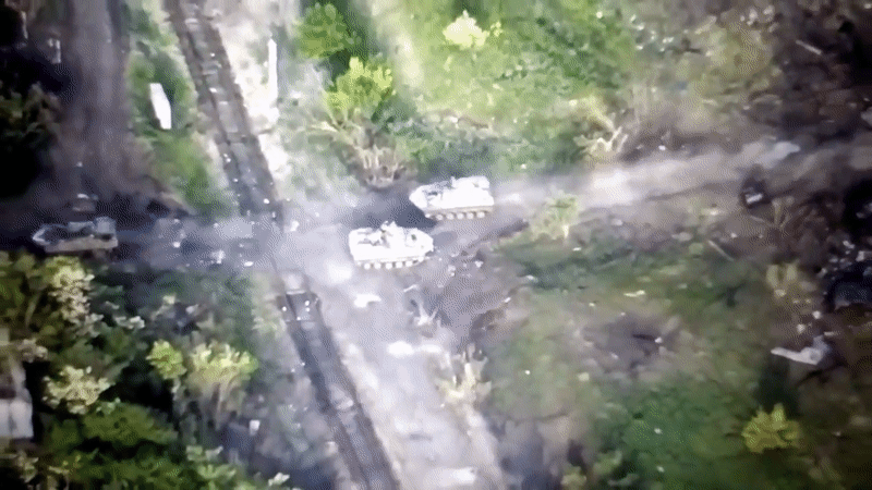Blindat al armatei ruse declanșează o mină antitanc.