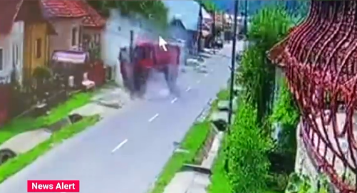 VIDEO. Basculantă scăpată de sub control, după ce șoferul a făcut AVC la volan