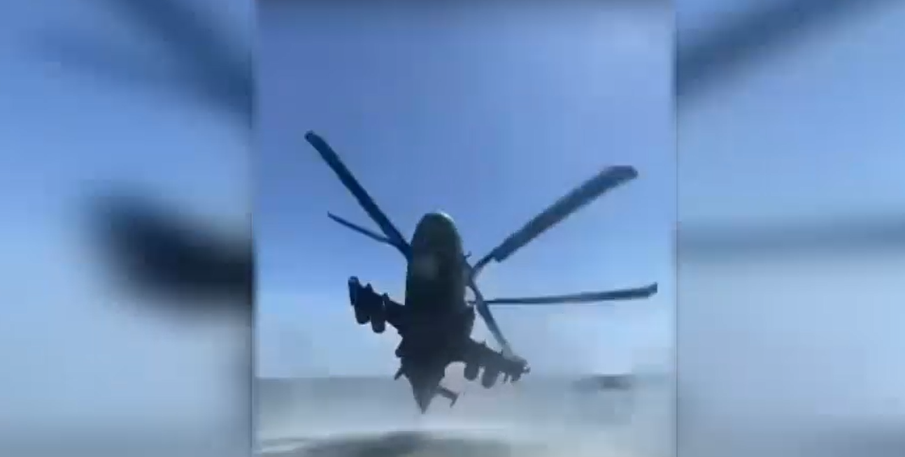 VIDEO. Momentul în care ruși din Ucraina scapă un elicopter de luptă de sub control și aproape că-l prăbușesc într-un lac