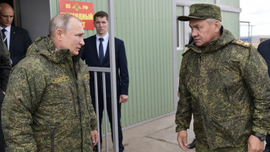 Vladimir Putin și ministrul rus al Apărării, Serghei Șoigu, îmbrăcați în uniforme de camuflaj