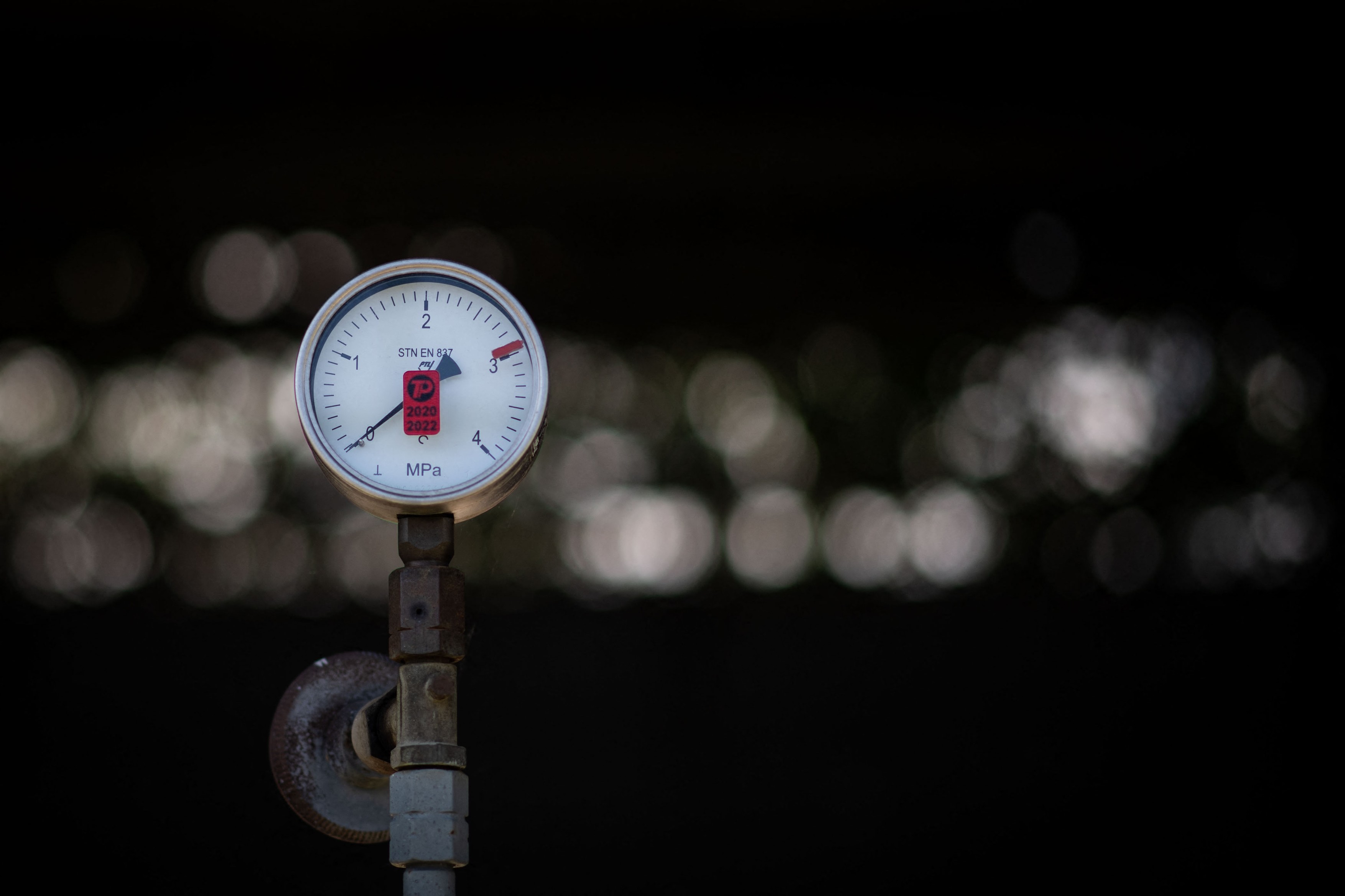 Liderii UE au decis ca interzicerea importului de petrol din Rusia să se aplice după o perioadă de grație de 6 și 8 luni