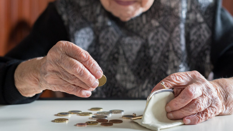 Guvernul va aproba joi ajutorul de 700 de lei pentru pensionarii cu venituri sub 2.000 de lei. Când vor primi banii