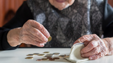 pensionara care numara niste monede