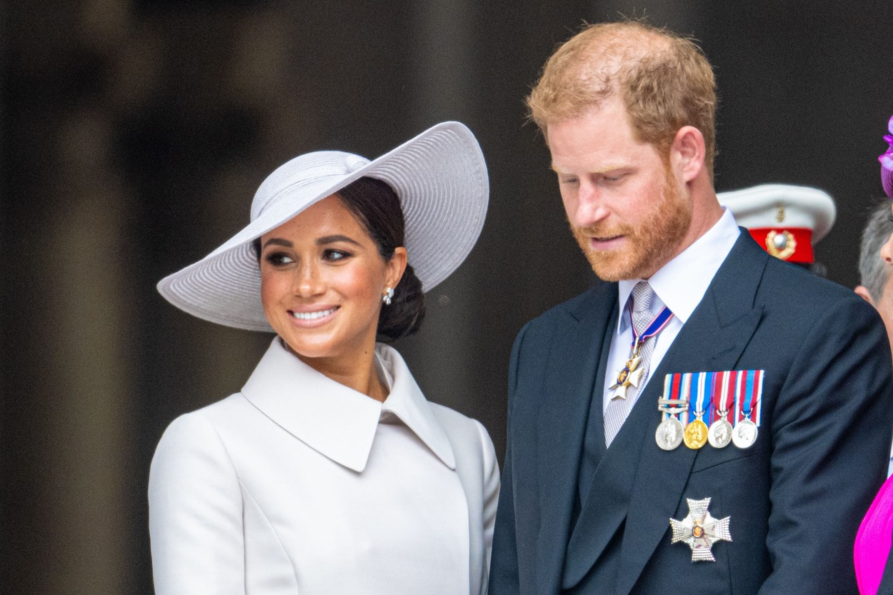 Meghan Markle l-ar fi amenințat pe Prințul Harry cu despărțirea dacă acesta nu dădea o declarație publică despre relația lor