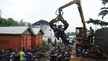 Peste 2.000 de motociclete folosite pe post de taxi au fost confiscate și distruse în cel mai mare oraș al Nigeriei, Lagos.