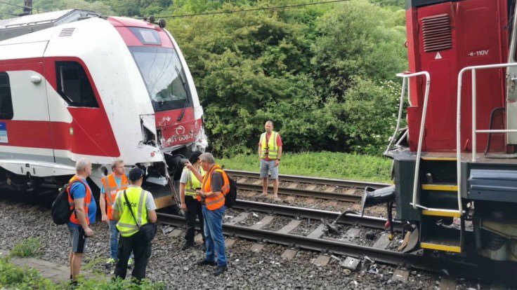 Accident feroviar în Slovacia, cu peste 50 de răniți. Trenul a fost lovit chiar de locomotiva trimisă să-l tracteze