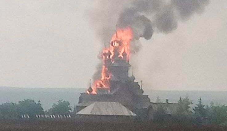 Ucrainenii îi acuză pe ruși că au bombardat o biserică din lemn, veche de peste 100 de ani. „Un rânjet al lumii barbare ruse”