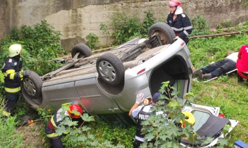 FOTO. Accident grav: Un bărbat a murit şi doi au fost răniţi, după ce mașina în care se aflau a căzut de pe un pod