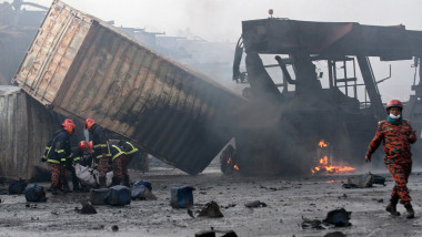 Cel puțin 25 de morți într-un incendiu de proporţii la un depozit de containere din Bangladesh.