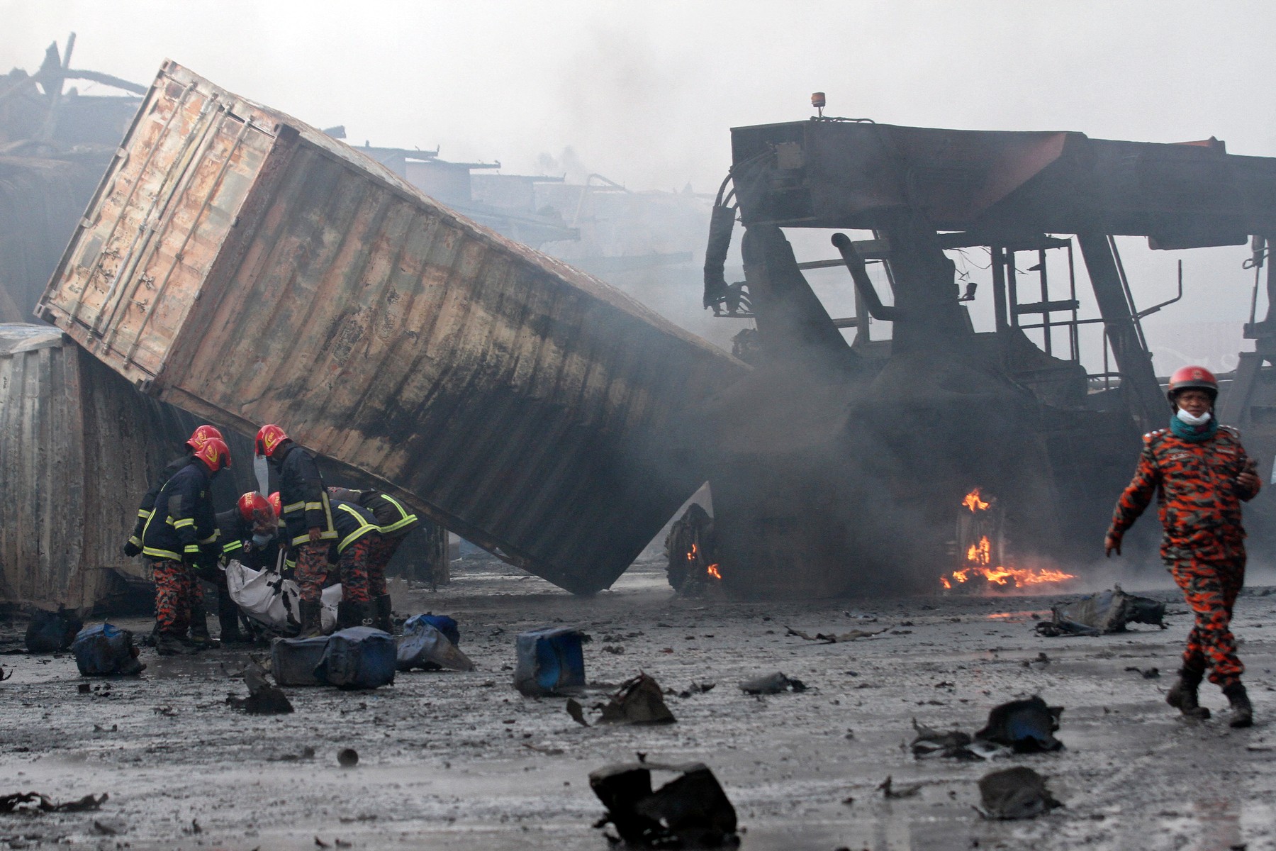 FOTO Tragedie în Bangladesh. Cel puțin 34 de morți și sute de răniți într-un incendiu de proporţii la un depozit de containere