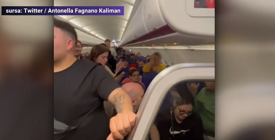 Români dați jos din avion, la scurt timp după îmbarcare