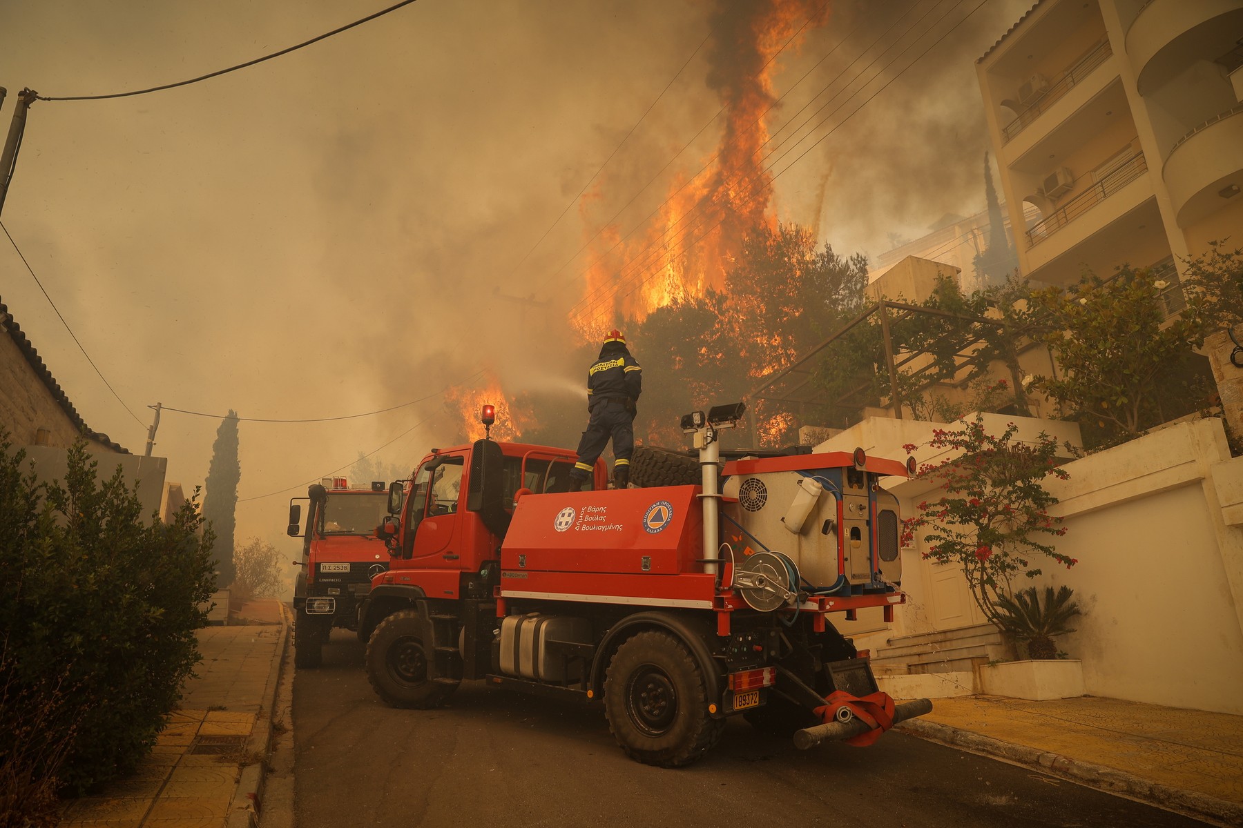 VIDEO & FOTO Incendiu uriaș la periferia Atenei. Focul s-a extins rapid din cauza vântului puternic