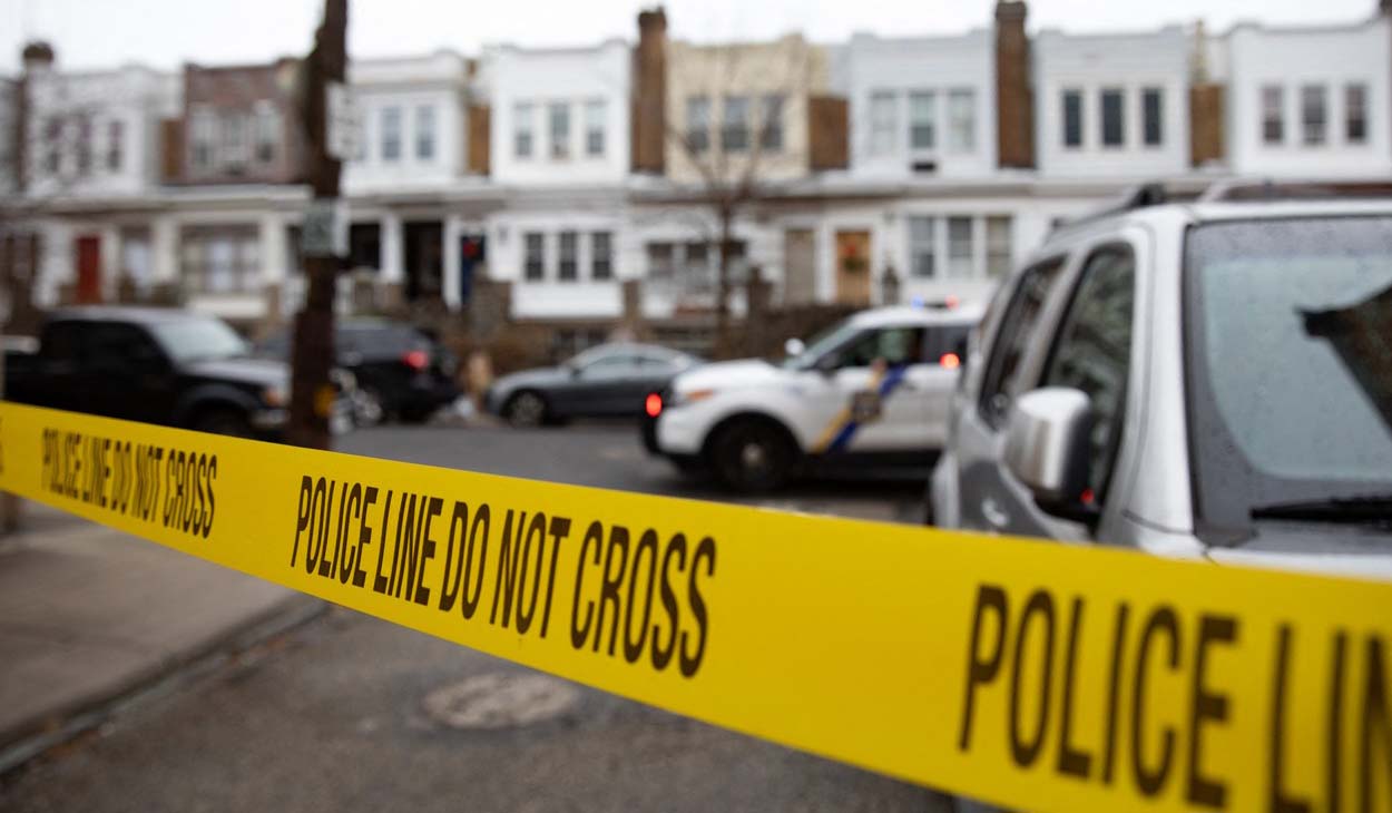 „Mai mulţi trăgători au deschis focul asupra mulţimii”. Împușcături pe o stradă aglomerată în Philadelphia: 3 morți și 11 răniți