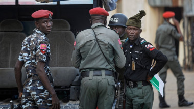 Militari și polițiști din Nigeria.
