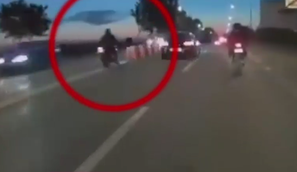 VIDEO. Momentul în care un motociclist moare după ce ricoșează din parapet într-o mașină care venea din direcție opusă