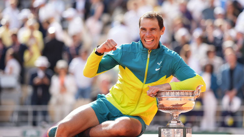 Rafael Nadal pozează cu trofeul Roland Garros 2022