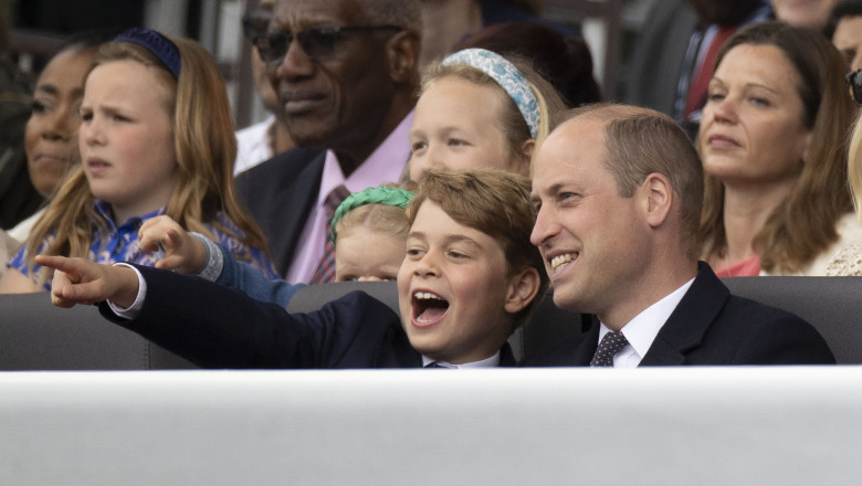 FOTO  William şi fiul său George, voluntari pentru o zi la o organizaţie caritabilă, vizitată în urmă cu 32 de ani și de prinţesa Diana