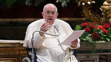 papa francisc in scaun cu rotile rostind un discurs