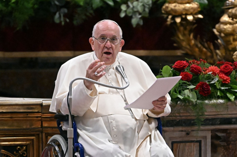 papa francisc in scaun cu rotile rostind un discurs
