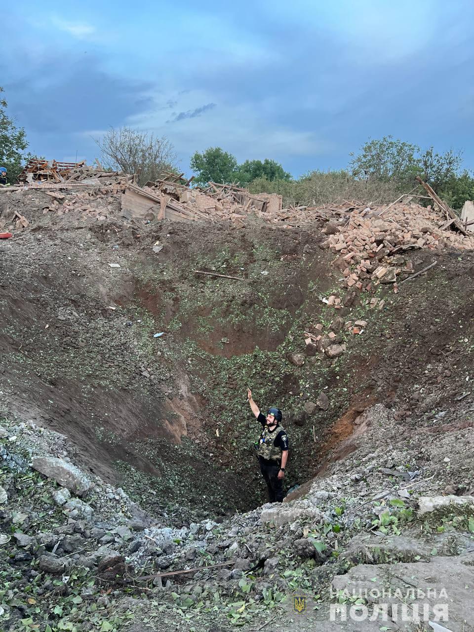 Cratere adânci de cinci metri într-un oraș bombardat de ruși. Imagini virale din estul Ucrainei