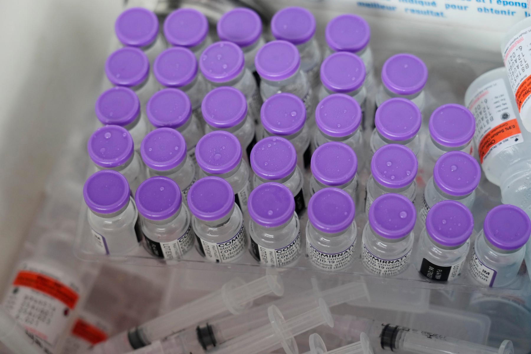 România și alte 9 țări din UE cer Comisiei Europene să schimbe contractele pentru vaccinuri Covid pentru că au prea multe doze