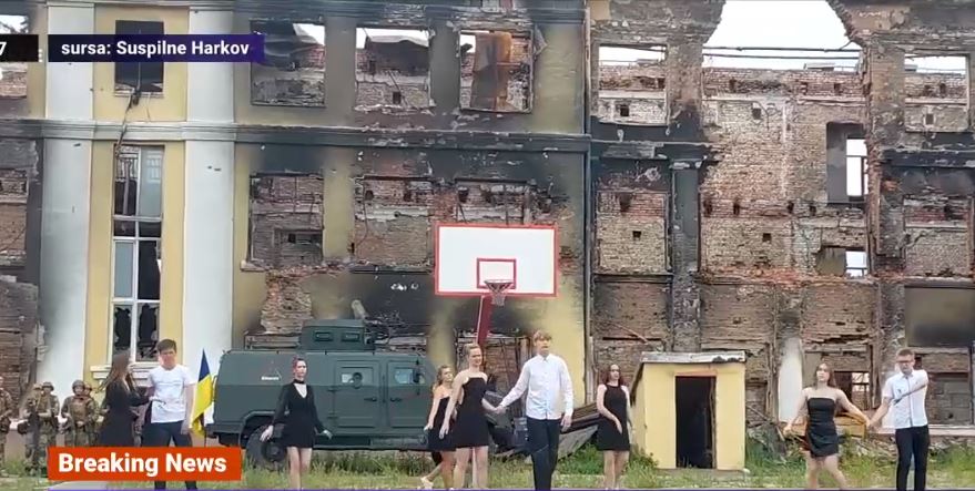 Imagini impresionante în Harkov. Mai mulți absolvenți au dansat valsul de sfârșit de liceu în fața ruinelor școlii bombardate de ruși
