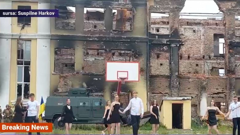 Imagini surprinse în Harkov, unde 10 absolvenți au dansat tradiționalul vals de la sfârșit de liceu în fața ruinelor școlii.