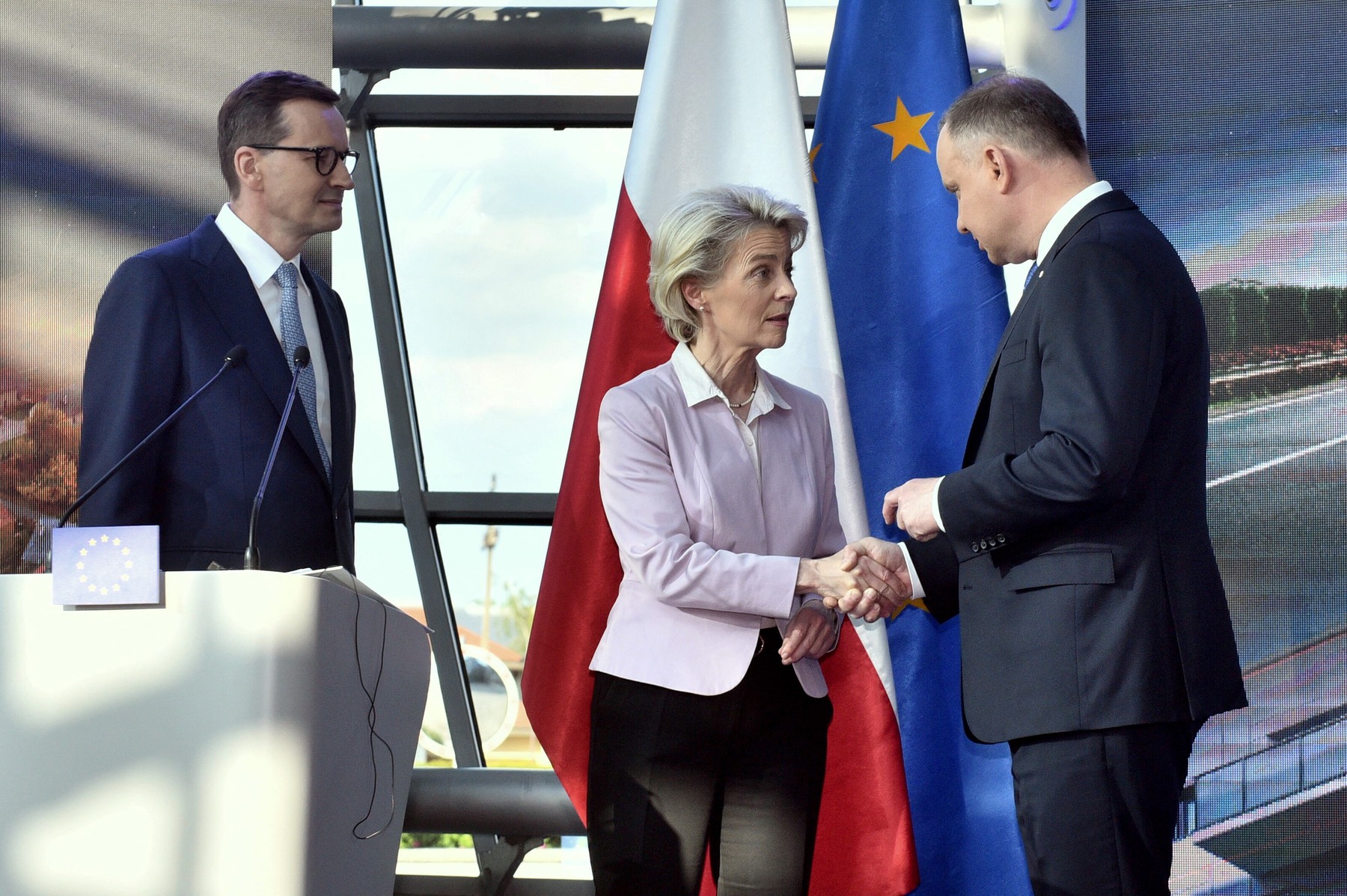 Ursula von der Leyen, amenințată cu o moțiune de cenzură în Parlamentul European pentru că a aprobat planul de relansare al Poloniei