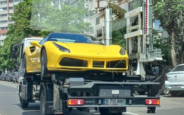 Un Ferrari parcat pe o trecere de pietoni din Sectorul 1, ridicat de polițiști. Primar: „Ghinion”