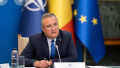 Premierul Nicolae Ciucă sta la masa la sedinta de guvern