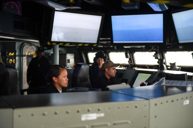 190311-N-DA737-0005 PACIFIC OCEAN (Mar 11, 2019) Sailors stand watch on the bridge aboard the guided-missile destroyer USS Zumwalt (DDG 1000). Zumwalt is conducting routine operations in the eastern Pacific. (U.S. Navy photo by Mass Communications Special