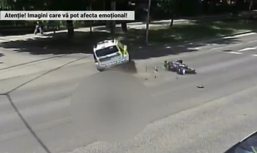 VIDEO. Un taxi s-a răsturnat după ce s-a izbit de o motocicletă. Momentul impactului