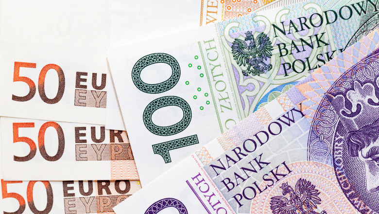 bancnote de zloţi polonezi suprapuse pe bancnote euro