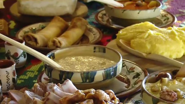Masă pplină cu mâncare românească.