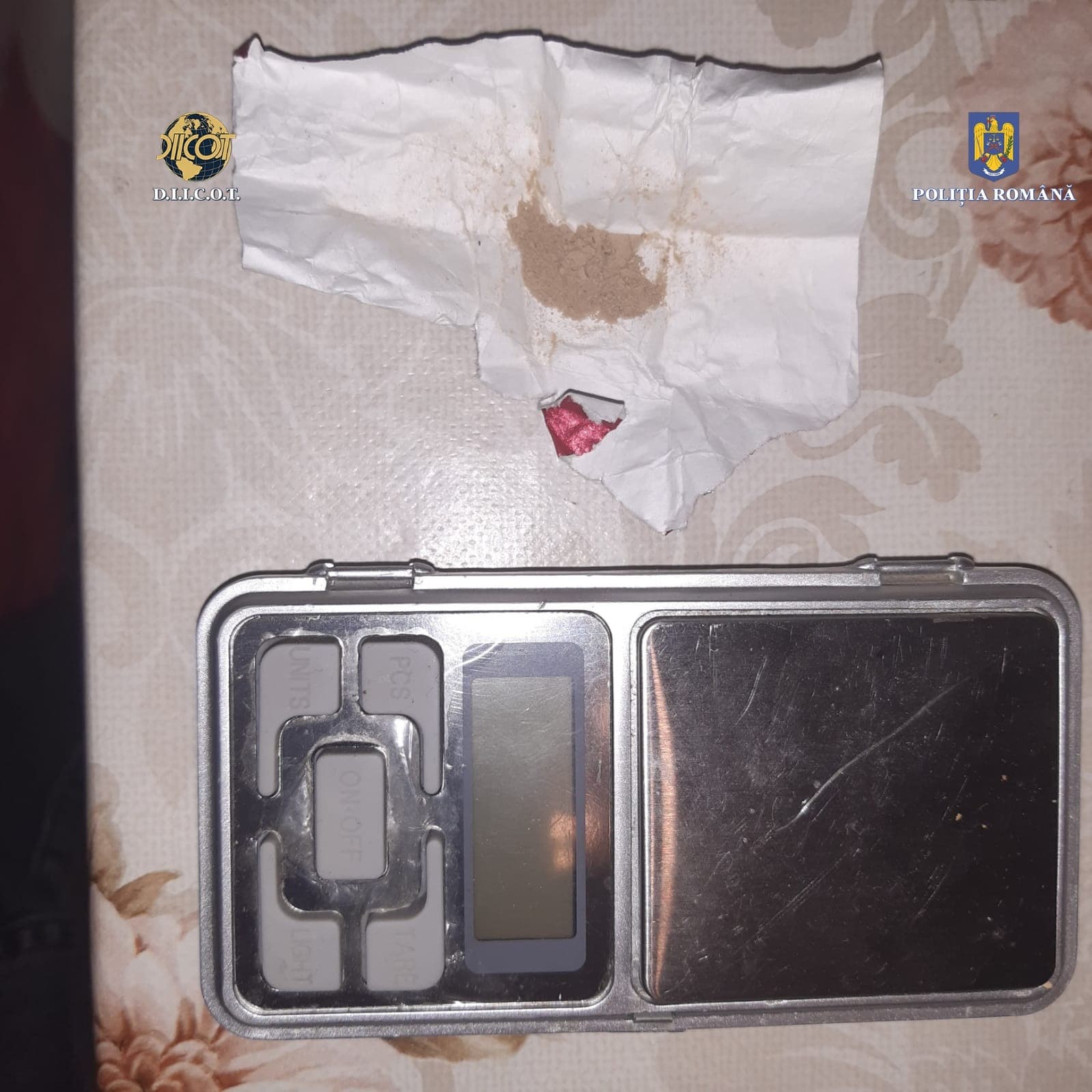 Polițiștii fac percheziții în casele unor traficanți care distribuie heroină în București. Imagini de la acțiunea în forță